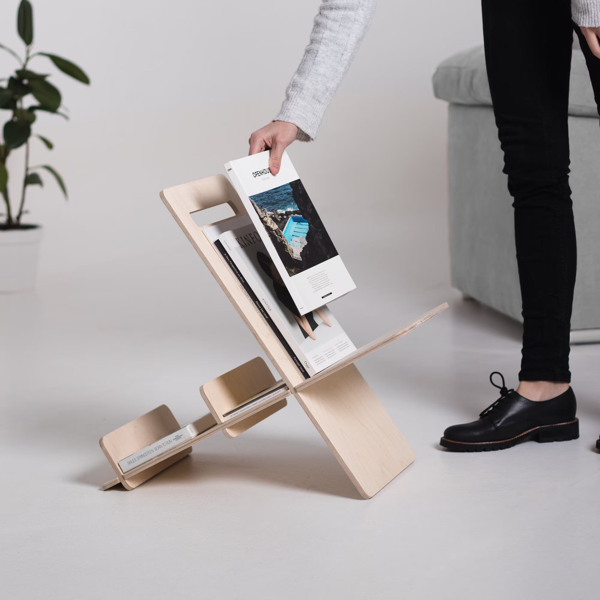 Detachable Magazine Rack with Handle to Carry and Hold Open Books, Perfect for Organizing Your Reading and Entertainment. DEBOOK