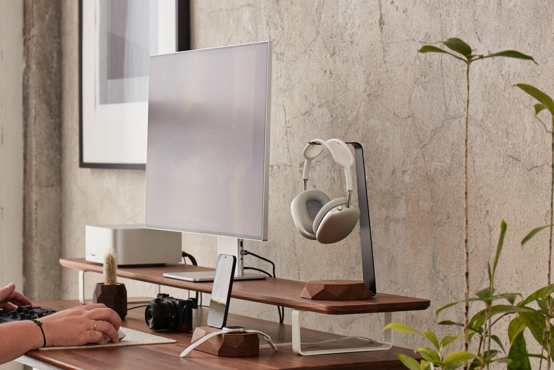 Headphone Stand with Wireless Charger