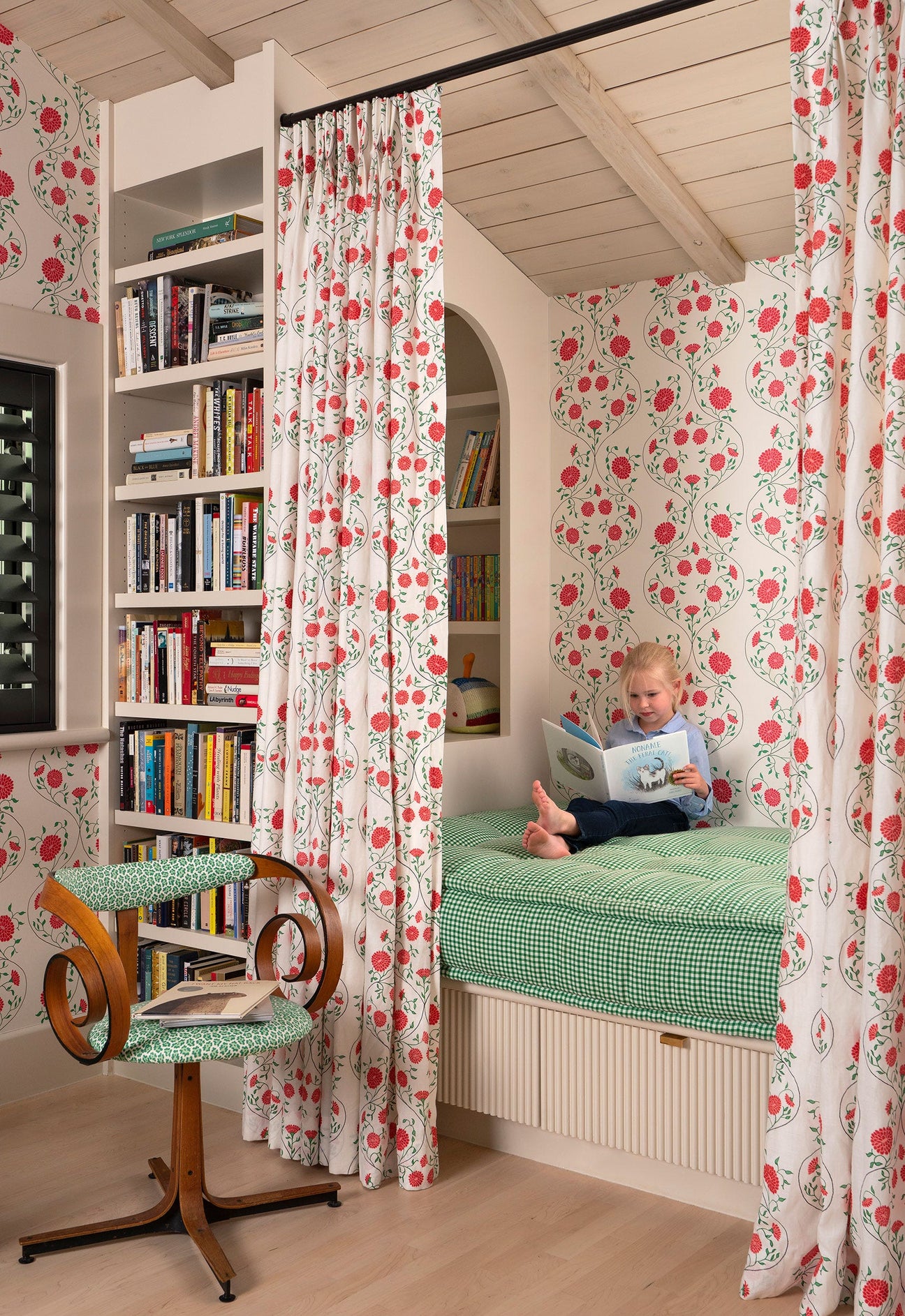 Whimsical Wallpaper Ideas for a Dreamy Girls’ Room - Tomono