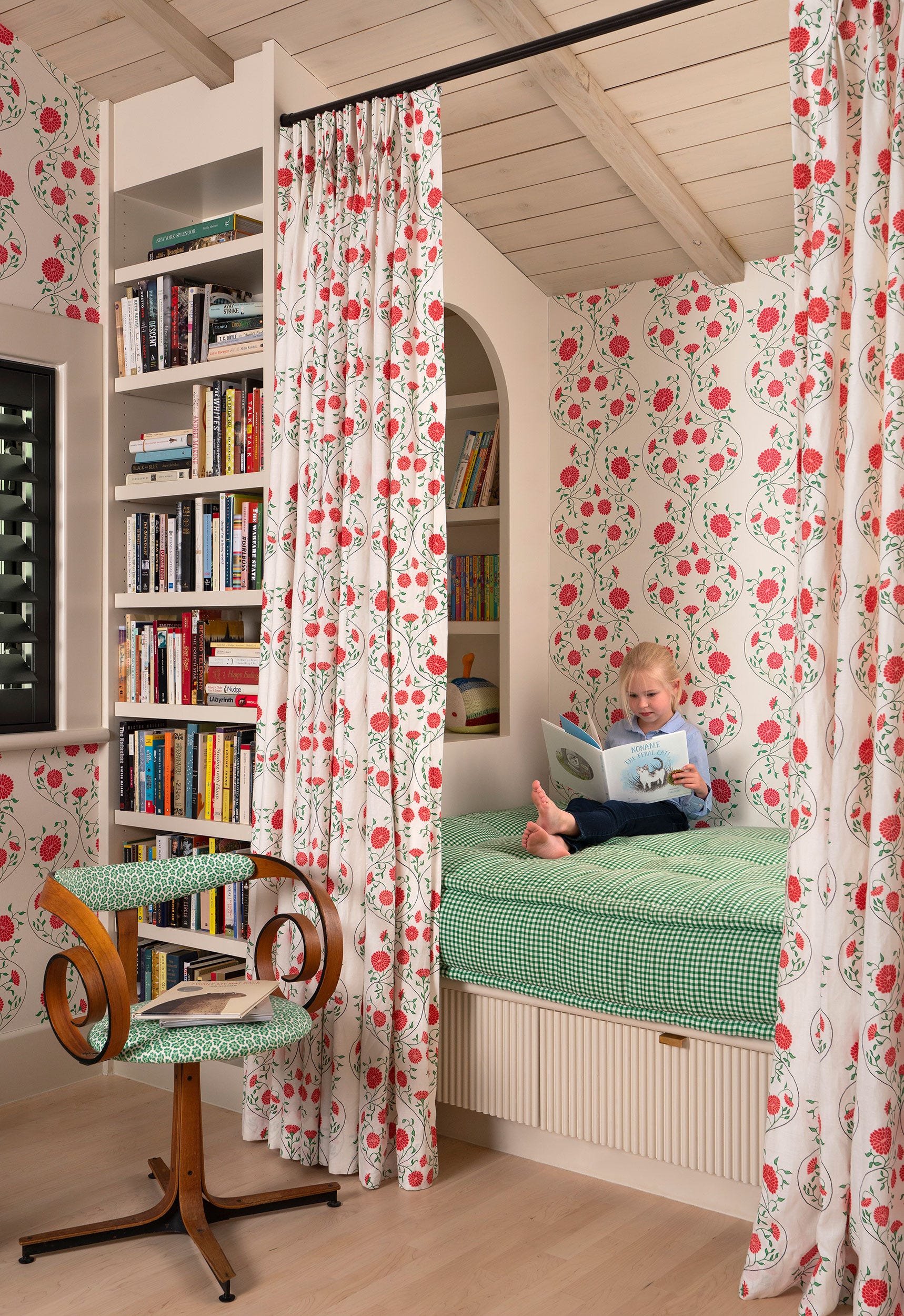 Whimsical Wallpaper Ideas for a Dreamy Girls’ Room - Tomono