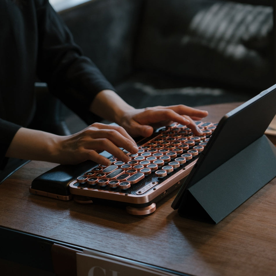 Retro Compact Keyboard / Black Posh