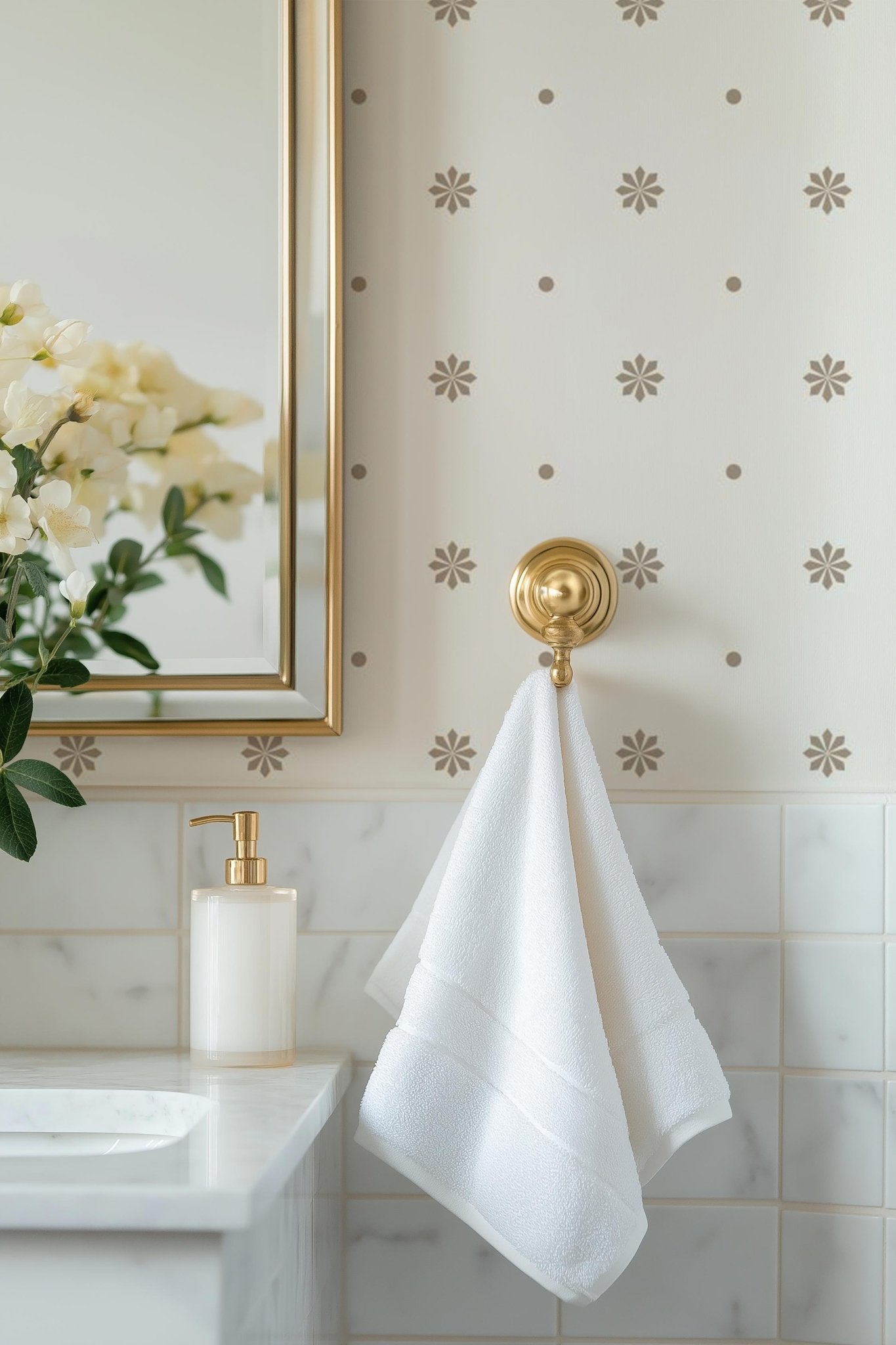 White Minimalist Flowers - Tomono