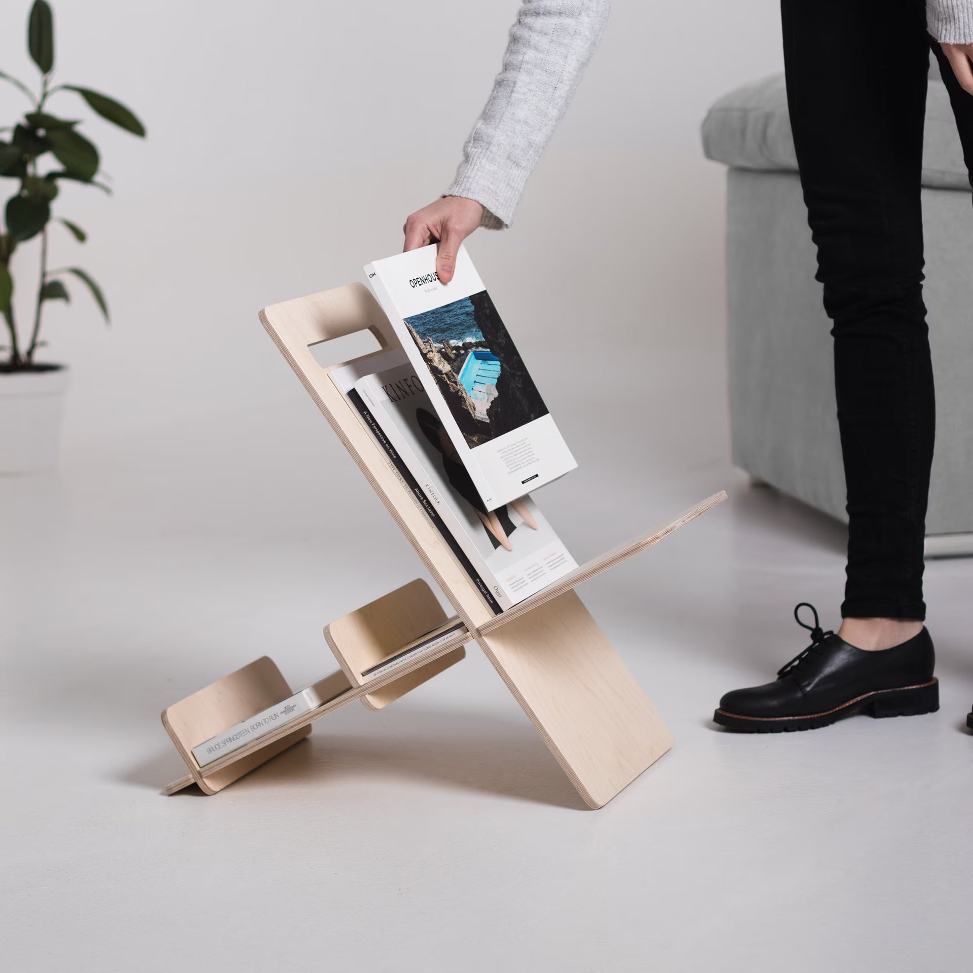 Detachable Magazine Rack with Handle to Carry and Hold Open Books, Perfect for Organizing Your Reading and Entertainment. DEBOOK